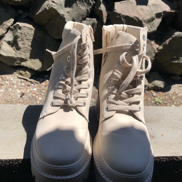 Shodazzel Tevos Women’s Cream Patent Leather Chunky Combat Boot Size 8.5 - Picture 4 of 12